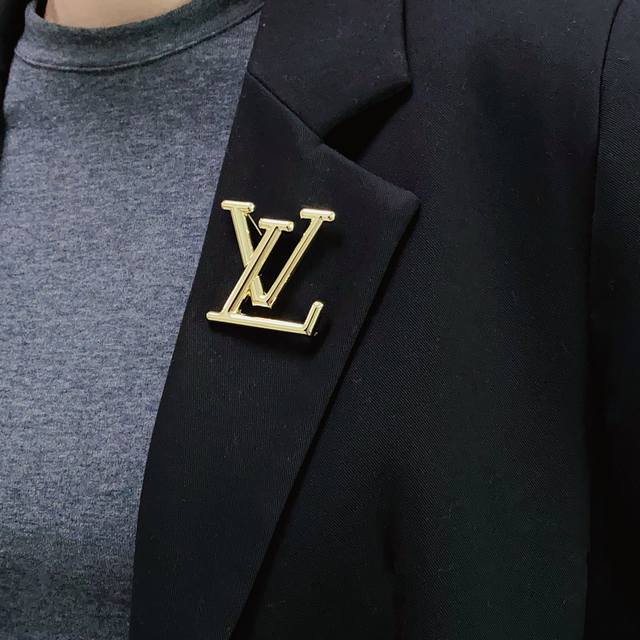 Louis Vuitton 路易威登 专柜新款复古铜色胸针，Lv是最懂女人的饰物。那些倾注了全部心血去做自己的女人，往往更珍惜胸针的意义。Lv女士把胸针别在帽子