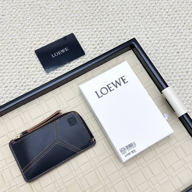 Loewe罗意威新款卡包回货 新到的都是带金属Logo的， 相比老款精致啦不止一点点呀~~配盒、防尘袋！ 情人节选这种小配饰也不错 ~~型号：Ｌ1107尺寸：1