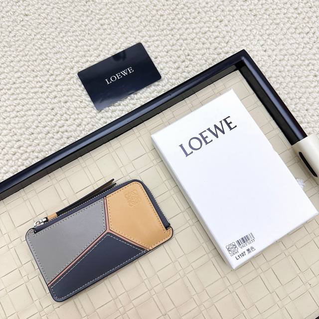 Loewe罗意威新款卡包回货 新到的都是带金属Logo的， 相比老款精致啦不止一点点呀~~配盒、防尘袋！ 情人节选这种小配饰也不错 ~~型号：Ｌ1107尺寸：1