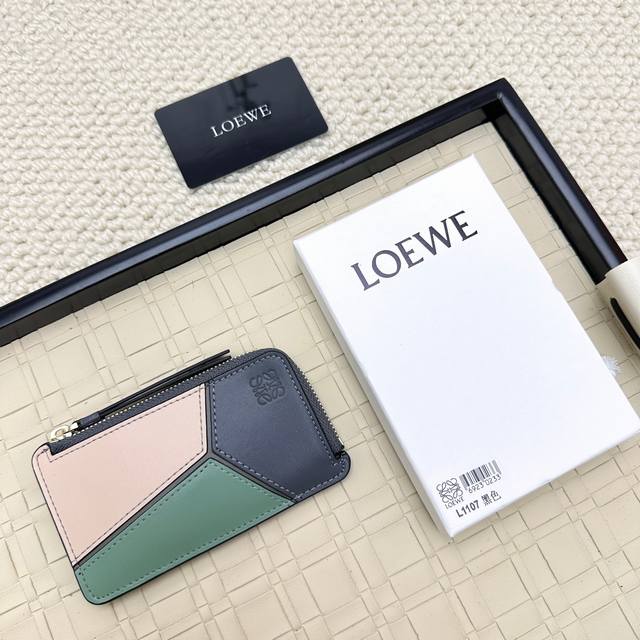 Loewe罗意威新款卡包回货 新到的都是带金属Logo的， 相比老款精致啦不止一点点呀~~配盒、防尘袋！ 情人节选这种小配饰也不错 ~~型号：Ｌ1107尺寸：1