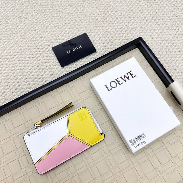 Loewe罗意威新款卡包回货 新到的都是带金属Logo的， 相比老款精致啦不止一点点呀~~配盒、防尘袋！ 情人节选这种小配饰也不错 ~~型号：Ｌ1107尺寸：1