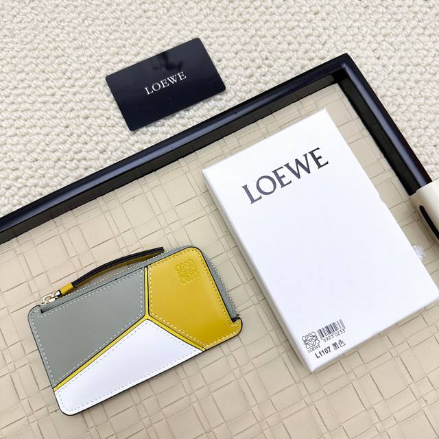 Loewe罗意威新款卡包回货 新到的都是带金属Logo的， 相比老款精致啦不止一点点呀~~配盒、防尘袋！ 情人节选这种小配饰也不错 ~~型号：Ｌ1107尺寸：1