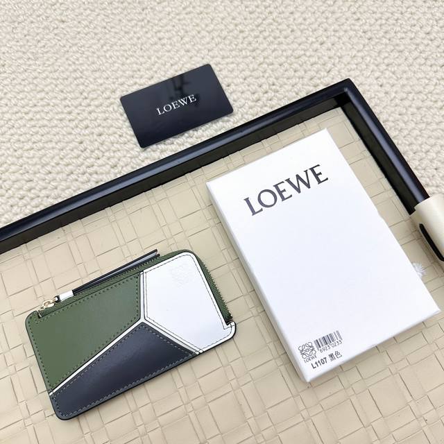 Loewe罗意威新款卡包回货 新到的都是带金属Logo的， 相比老款精致啦不止一点点呀~~配盒、防尘袋！ 情人节选这种小配饰也不错 ~~型号：Ｌ1107尺寸：1