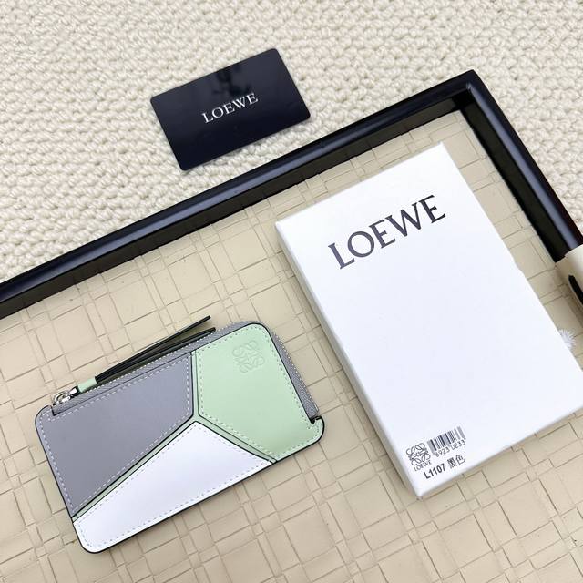 Loewe罗意威新款卡包回货 新到的都是带金属Logo的， 相比老款精致啦不止一点点呀~~配盒、防尘袋！ 情人节选这种小配饰也不错 ~~型号：Ｌ1107尺寸：1