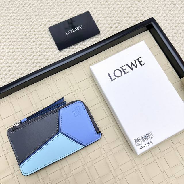 Loewe罗意威新款卡包回货 新到的都是带金属Logo的， 相比老款精致啦不止一点点呀~~配盒、防尘袋！ 情人节选这种小配饰也不错 ~~型号：Ｌ1107尺寸：1