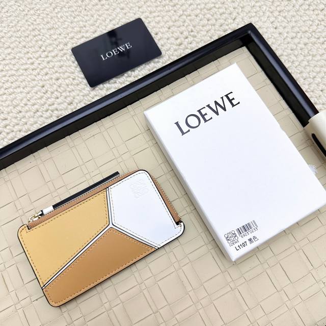 Loewe罗意威新款卡包回货 新到的都是带金属Logo的， 相比老款精致啦不止一点点呀~~配盒、防尘袋！ 情人节选这种小配饰也不错 ~~型号：Ｌ1107尺寸：1