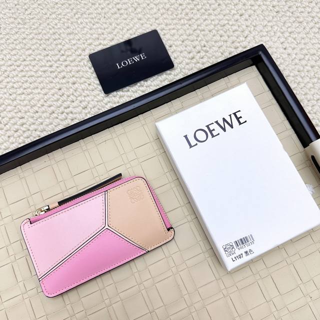 Loewe罗意威新款卡包回货 新到的都是带金属Logo的， 相比老款精致啦不止一点点呀~~配盒、防尘袋！ 情人节选这种小配饰也不错 ~~型号：Ｌ1107尺寸：1