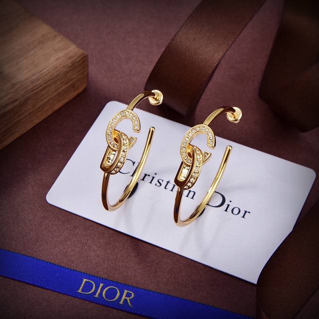 耳环 迪奥新款一线大牌都爱的Dior 迪奥 新品字母耳环 金属质感逆袭版字母潮范儿抢风头 完全胜任现代年轻人街拍、度假时尚搭成为夏日最炙手的时髦单品...