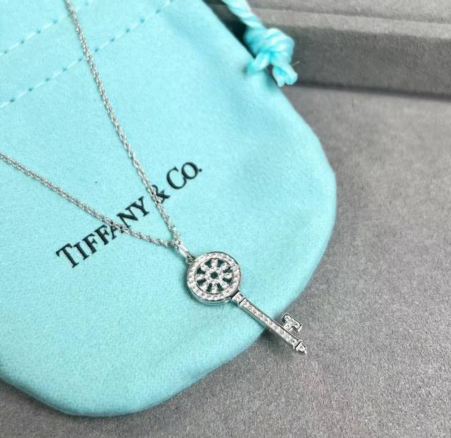 批发价 新款 Tiffany Keys 蒂芙尼Mini钥匙项链 Tiffany 经典款Tiffany Keys系列象征着光明的未来，犹如明灯指引人们通向乐观与希