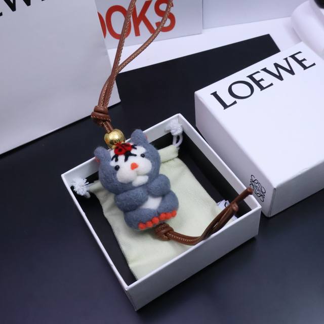 罗意威Loewe 毛毡和牛皮革仓鼠挂饰 挂件 毛毡制成的仓鼠挂饰，连接有牛皮革环带和 Anagram骰子 采用进口小牛皮 可挂于包包，其萌趣、可爱的造型，让人爱