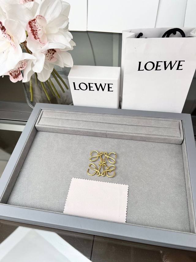 批发价 Loewe 罗意威新款胸针 高级感满分简单的线条感 搭配西装和大衣都超高级