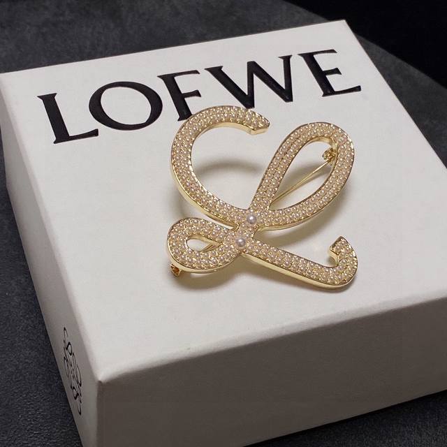 Loewe罗意威的设计真的很厉害，非常的艺术！ 它的Logo就是最美的艺术！ 金色线条花罗意威胸针 百搭实用款 细节处理的非常细腻光滑