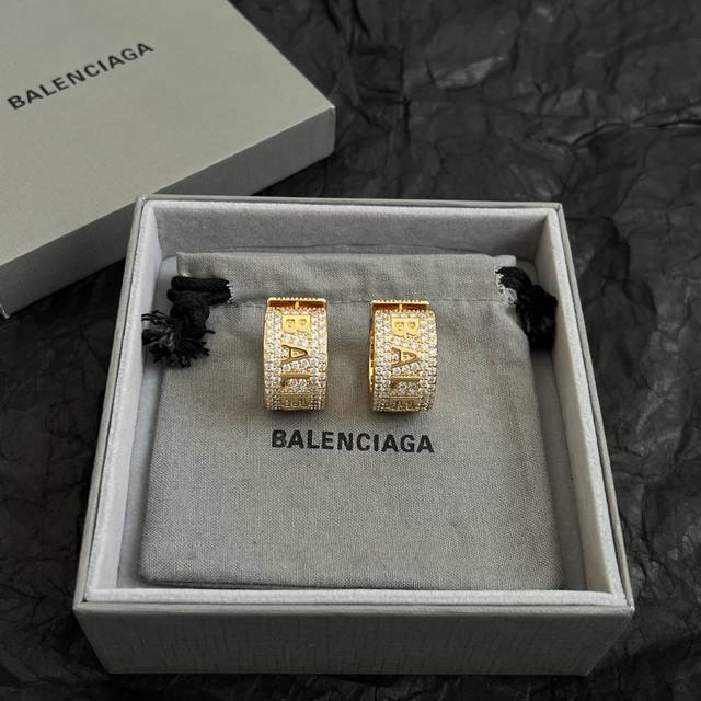 巴黎世家 Balenciaga 耳环 简单大方 大牌金质感饱满 ，搭配衣服超好看 ！