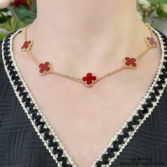 V金镀咪金 5140760Vca高级红玛瑙十花四叶草项链。Cleef&Arpels 四叶草 此系列设计灵动，线条流畅，易于佩戴。展现无限搭配的可能，为每一位女性