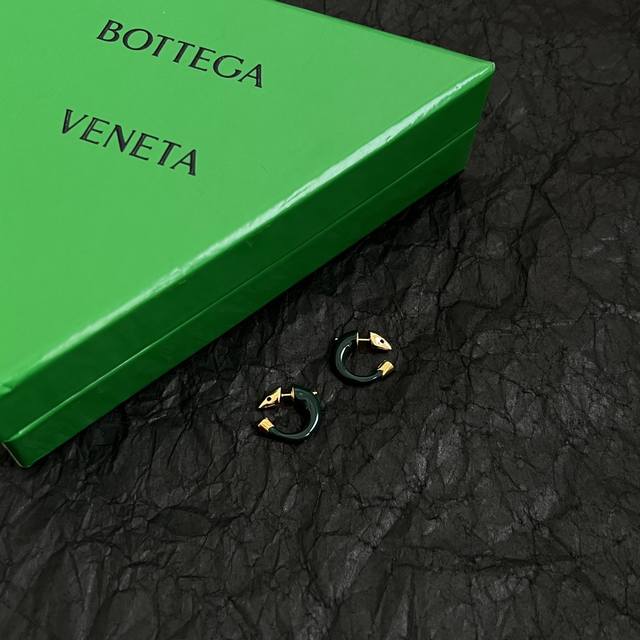 Bottega Veneta Bv 耳钉 金属感十足 特别特别赞，整体细节非常令人惊喜，设计感十足，必须为世家的设计点个大大的赞，不仅带出个人自信及品味，款式典