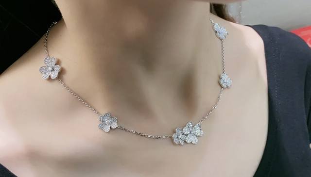 V金镀咪金 5140490 码数：38Cm，42Cm Vca Cleef&Arpels 高级三叶草项链。打破Vca四叶草的经典满钻款特别惹人爱，衬肤色白嫩，特别