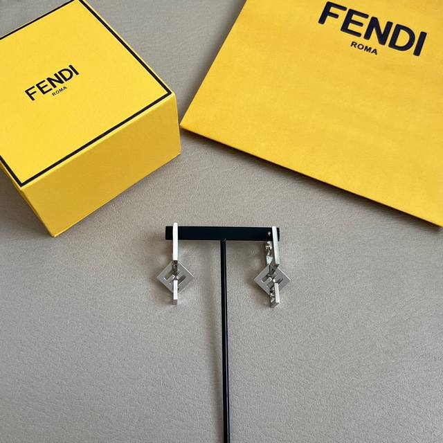 新款 Fendi 芬迪 耳环 高端定制 爆款新款 简单大方耳钉 华丽登场 ，很难见到如此熟悉 素雅的耳环，非常适合日常搭配，宝宝们，这个绝对值得入