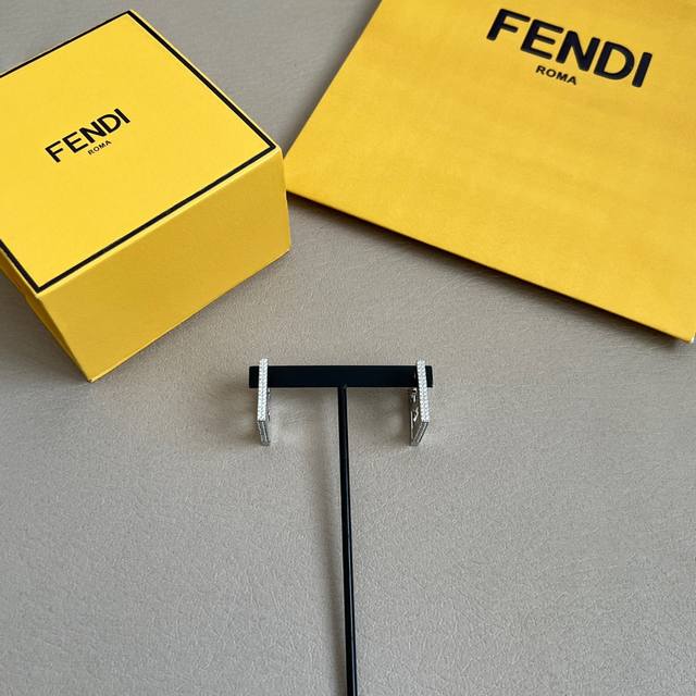 新款 Fendi 芬迪 耳环 高端定制 爆款新款 简单大方耳钉 华丽登场 ，很难见到如此熟悉 素雅的耳环，非常适合日常搭配，宝宝们，这个绝对值得入