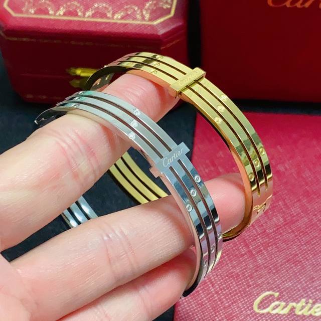 Cartier 卡地亚官网最新发布 火爆窄版细款中号手镯进口精工保色18K高端定制顶级工艺 专柜Logo刻字清晰 3 度无死角！全新的窄版设计 更显精致～如此美