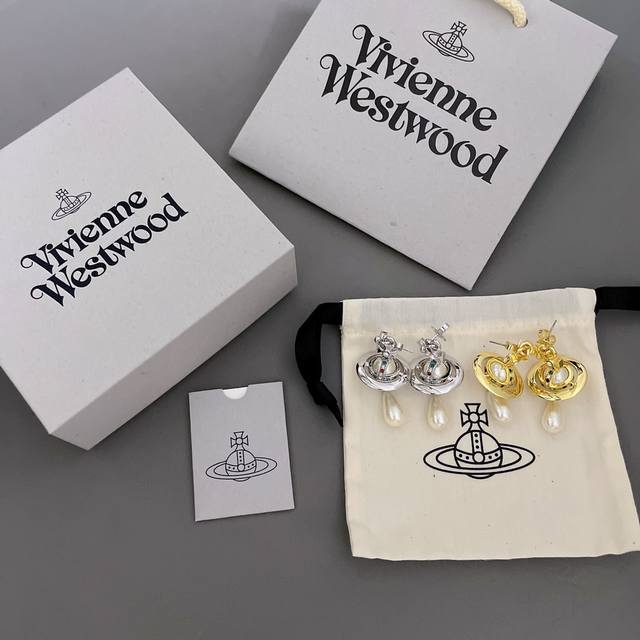 高品质 细节如图 0 0110 Viviennewestwood 宝宝，什么是快乐星球，来，这就是快乐星球！绝美立体土星耳钉，银色，金色两个颜色！重磅推荐，闭眼