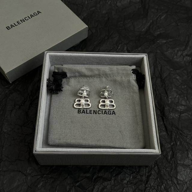 巴黎世家 Balenciaga 耳钉 简单大方 大牌金质感饱满 ，搭配衣服超好看 ！