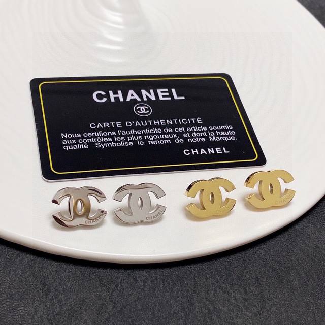 小香Chanel新款中古亮面耳钉耳环 每一个细节做工非常精细 这款设计非常美轮美奂这款真的超级美超级仙 精致小姐姐必备