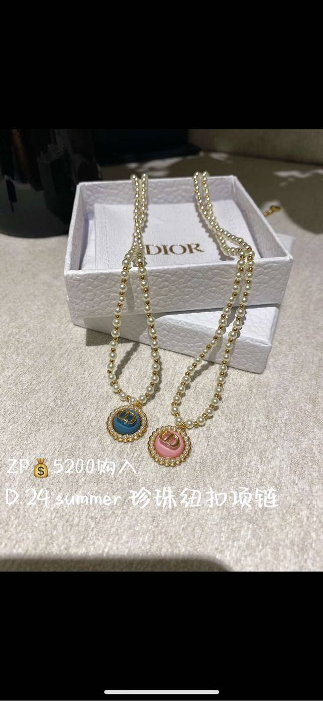 高品质 细节如图 0800120 D多色琉璃珠珍珠项链 Z 5200，太美太美了，这款设计有点像小香风！粉色，非常多巴胺的糖果马卡龙色系！超级适合夏天的味道！花