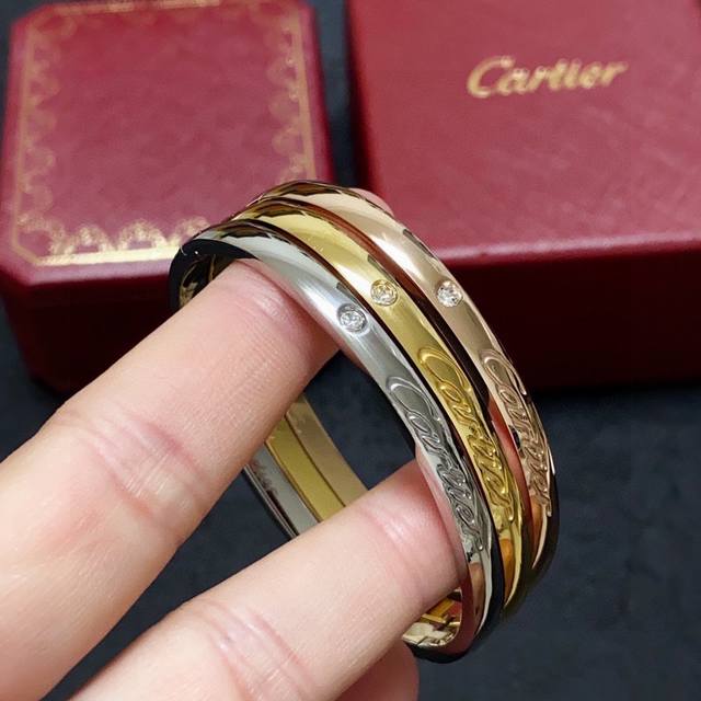 Cartier 卡地亚官网最新发布 火爆镶单钻雕刻签名字母手镯进口精工保色18K高端定制顶级工艺 专柜Logo刻字清晰 3 度无死角！全新的窄版设计 更显精致～