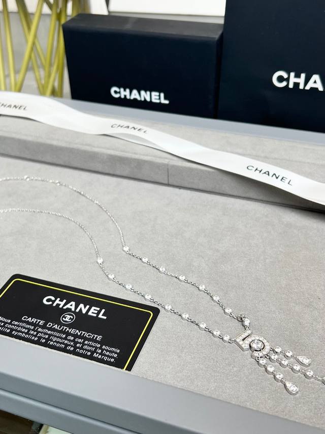 批发价 Chanel纪念款 仿若香水滴落的水滴 Chanel 5号香水100周年纪念款 一次浪漫 一个理由一条项链的所有5对于香奈儿的意义是最不可或缺的 主钻搭