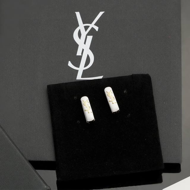 圣罗兰Ysl 耳钉经典奢侈 时尚百搭 犹如酒会礼服一般，绚烂多姿。经典 最具个性魅力象征永远的不变的情怀，代表着经典和永恒 ！秉承圣罗兰的传统 特别的闪~耳钉