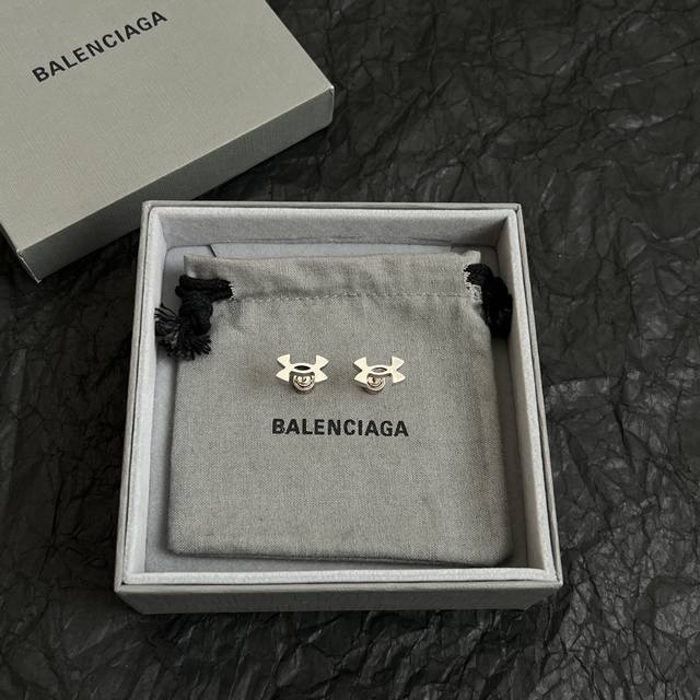 巴黎世家 Balenciaga 耳钉 简单大方 大牌金质感饱满 ，搭配衣服超好看 ！