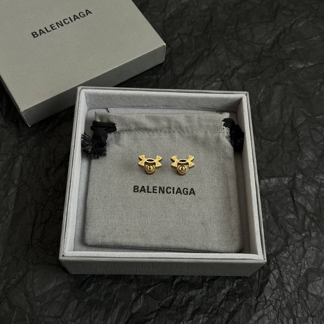 巴黎世家 Balenciaga 耳钉 简单大方 大牌金质感饱满 ，搭配衣服超好看 ！