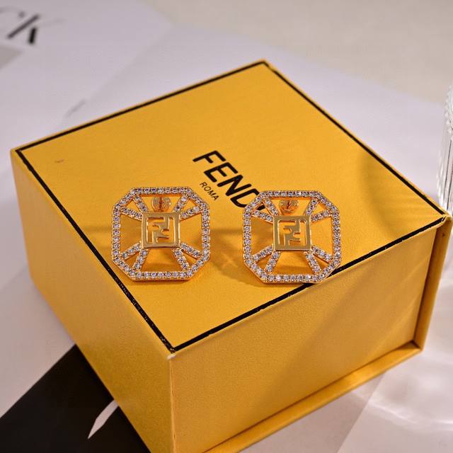 Fendi 芬迪 Logo耳环 高端定制 爆款新款 简单大方 华丽登场 ，很难见到如此熟悉 素雅的耳钉，精致 非常适合日常搭配，宝宝们，这个绝对值得入