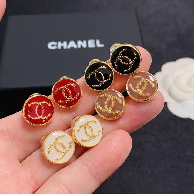 新款上市高端Chanel 小香双C简约新年红色、白色黑色咖色圆形耳钉耳坠这款耳环真的超级美看着设计简单但是佩戴效果好看到爆就连我这种小耳垂的也很Ok Zp上耳超