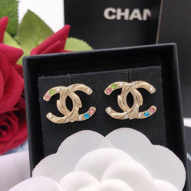 编号Xed0418 原单新品 Chanel 麻花镶钻双C彩钻耳钉，高端品质，专柜1:1开模，专柜原版同黄铜材质！高级925银针防过敏处理，重工重做，每个细节无可