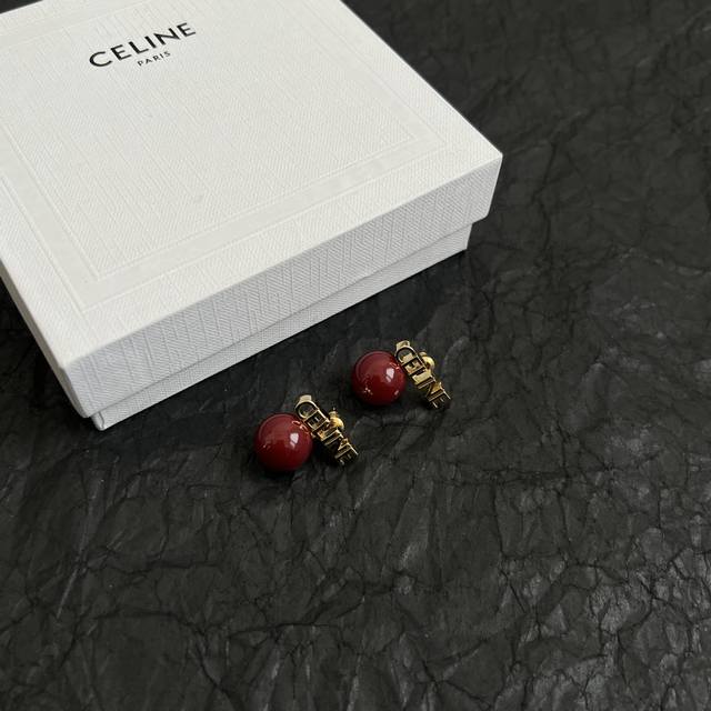 Celine 赛琳 耳钉 一直是简约时尚界的标杆大胆的设计 百看不厌搭配起来更Fashion