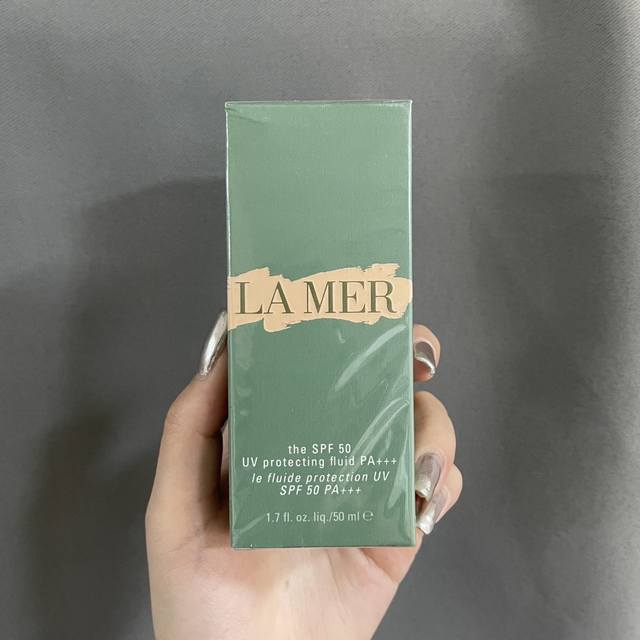 海蓝之谜璀璨防晒隔离乳液Ml实拍现货品品这只贵妇防晒！！Lamer璀璨防晒隔离乳，含光子小球折射有害光线，智慧型海藻，为肌肤建立保护罩，除防晒外，兼具护肤功能。