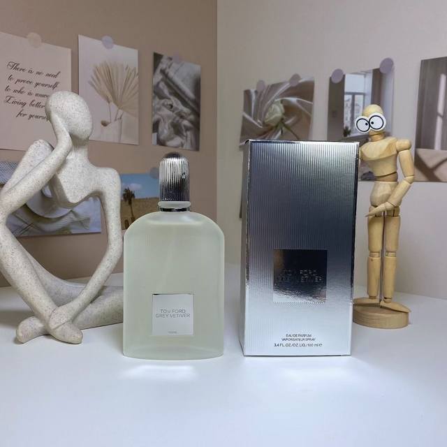 原单品质 汤姆 福特灰色香根草100Mltomfordgreyvetiver,2009 调香师：Harry Fremont 香调：辛辣木质调 前调：葡萄柚橙花鼠