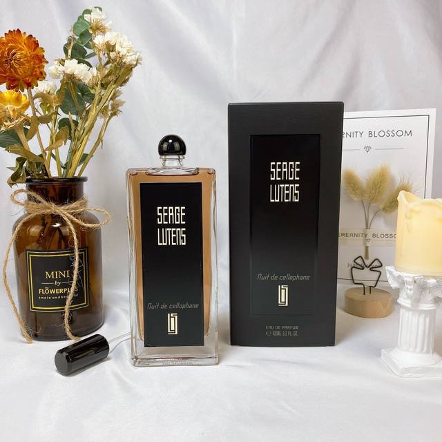 Ml P65. 50Ml 专柜对版薄底Serge Lutens 芦丹氏 卢丹氏八月夜桂花 喷上后一阵甜蜜果香涌出，带有浓郁的白花香气，桂花倒不是主角，而是细密地