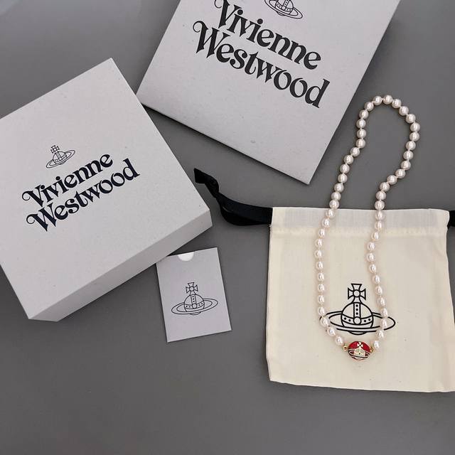 Viviennewestwood 西太后颈链Lisa，易梦玲同款一定要入！太绝美了宝宝，什么是快乐星球，来，这就是快乐星球！绝美限定搪瓷珐琅珍珠项链！绝美金红！