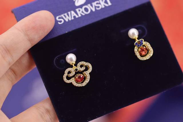 施华洛世奇Swarovski 柿柿如意 跳动的心不对称耳环 从故宫博物院吸取设计灵感,这些趣致的穿孔耳环流露浓厚的春节气息，寓意新一年财运亨通、好运连连。每个设