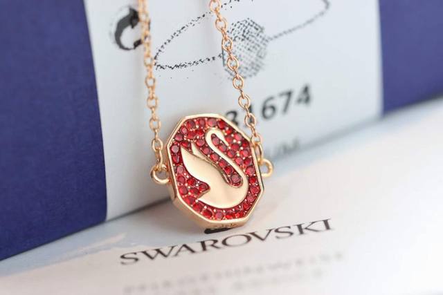 施华洛世奇 Swarovski 八角形 耀动红天鹅 抽拉式手链 这款精致的手链好好对待自己或爱人。除了中心位置饰有Swarovski 的代表天鹅徽章,也在一条镀