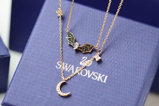 施华洛世奇 Swarovski 双层黑色蝙蝠 月亮锁骨项链 玫瑰金色设计是以夜空为灵感，揉合了星星、半轮新月和象征幸运的蝙蝠装饰，闪亮迷人的密镶Swarovsk