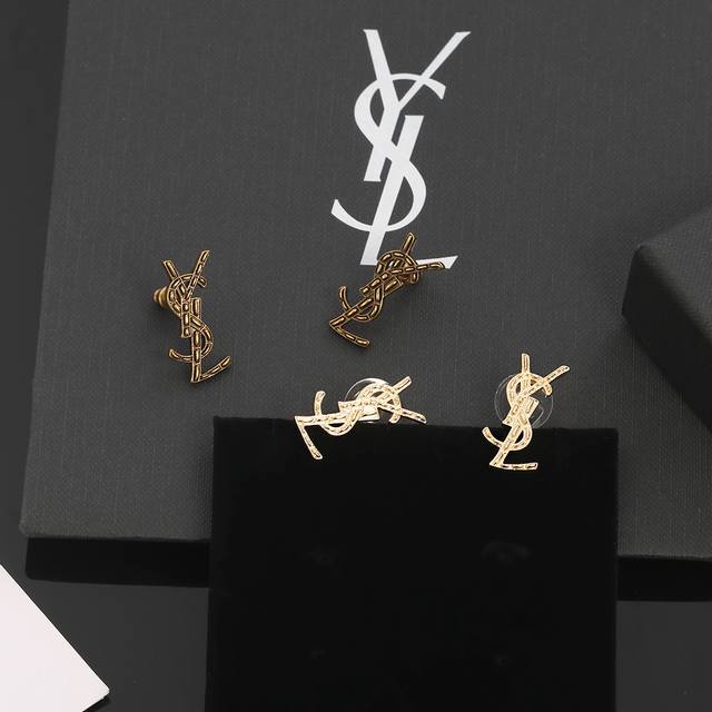 圣罗兰Ysl 耳钉经典奢侈 时尚百搭 犹如酒会礼服一般，绚烂多姿。经典 最具个性魅力象征永远的不变的情怀，代表着经典和永恒 ！秉承圣罗兰的传统 特别的闪~耳钉