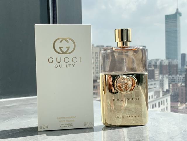 原单品质 Gucci 19年罪爱系列的新款，罪爱女士淡香精Epd 90Ml 瓶身以漆上金色的金属包裹着，盖上闪闪发光的金色瓶盖，折射出承装里头浅白玫瑰色的香氛。