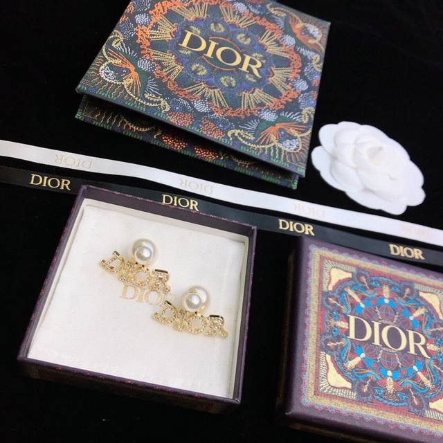 Dior 迪奥原单货 新款Dior迪奥字母耳钉专柜一致黄铜材质 超级有质感 百搭时髦值得入手