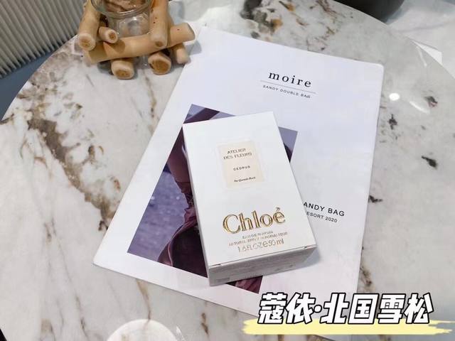 原单品质 Chloe蔻依仙境花园-北国雪松50Ml 漫天的白雪终究是散下来了，万物渐渐被白色吞噬，远远望去，还有那屹立在山岭北侧的雪松泛着点点葱郁，抬头，冬日的