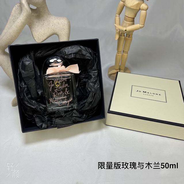 原单品质 祖玛珑 祖马龙情人节限定限量玫瑰系列玫瑰与木兰50Ml 这款香水灵感来自秋冬交替的夜晚， 银色月光酒在红色的玫瑰上， 是非常浪漫精致有意境的， 开瓶之