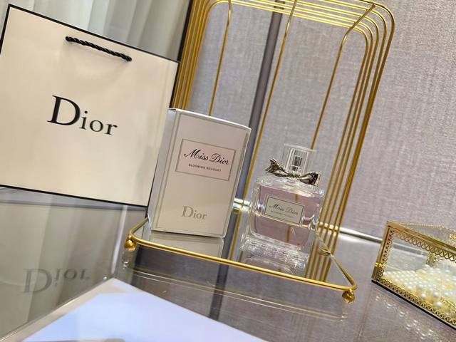 原单品质 100Ml Dior 迪奥香水小姐花漾甜心淡香氛 人生的第一瓶香水，这款香水当时是盲买的，觉得味道很清香才选择入手的，花果香调，甜而不腻，宛如一个初出