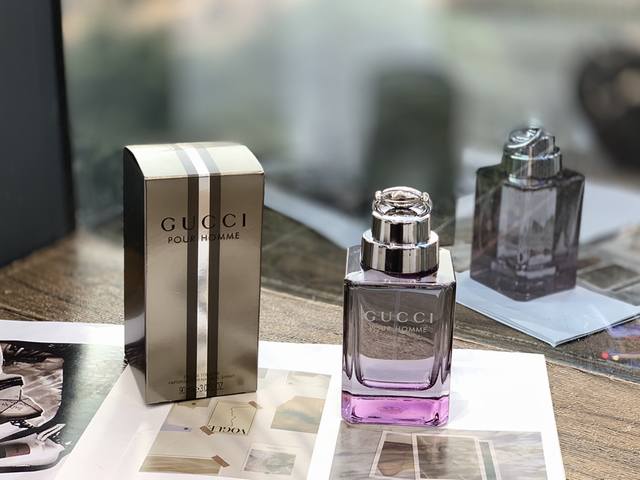 原单品质 Gucci古驰同名经典男士淡香水清新持久木质香绅士男90Ml。 Gucci同名经典男士淡香水树木香调，一直比较钟情于男香，这么经典的男香怎么能不入呢